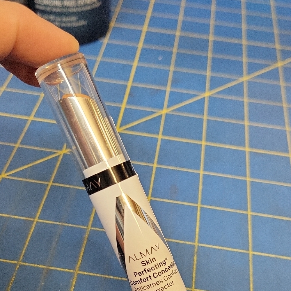 Almay Skin Perfecting Comfort Concealer - 220 Deep 3.7g New Sealed Tube